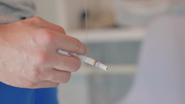 Aftrekken Van Een Sigaret Terwijl Roken Naar Krijgen Vrij Van — Stockvideo