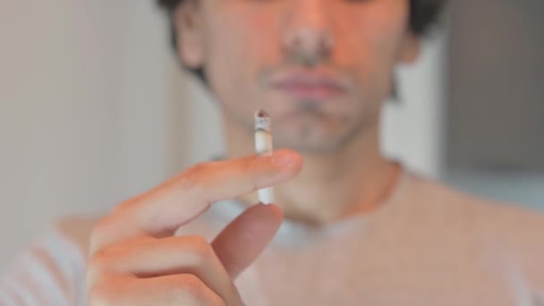 Primo Piano Dell Uomo Che Offre Sigaretta Bruciante — Video Stock