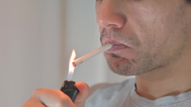 Ansikte Närbild Man Smoking Cigarette — Stockvideo
