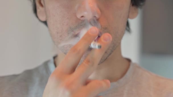 Face Close Man Expirando Cigarro Fumaça — Vídeo de Stock