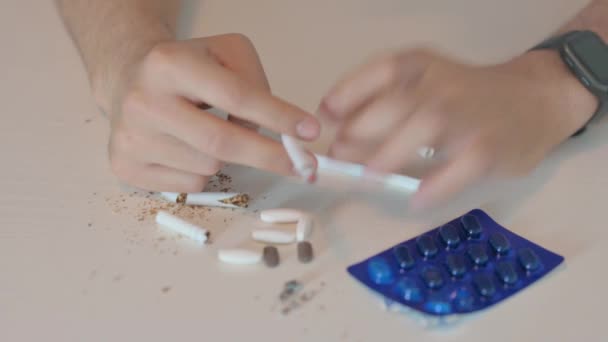 Großaufnahme Eines Ängstlichen Mannes Der Eine Zigarette Raucht Tabletten Auf — Stockvideo