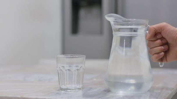 Detailní Záběr Nalití Vody Skla — Stock video