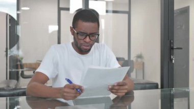 Genç Afrikalı Adam İş Başında Belgeler Okuyor