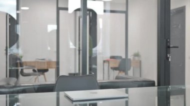 Afrikalı Adam Laptop 'ta Çalışmaya Geliyor