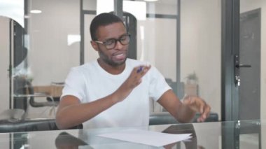 Ofiste Mektup Yazmaya Çalışan Genç Afrikalı Adam
