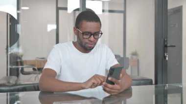 Genç Afrikalı Adam Ofiste Kaybından Şok Oldu