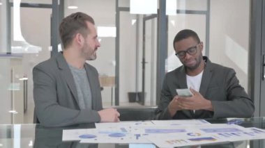 Genç Adam Afrikalı Adam 'a Para Veriyor ve Tokalaşıyor