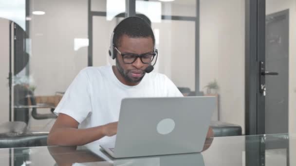 Junger Afrikaner Mit Headset Call Center Arbeitet Laptop — Stockvideo