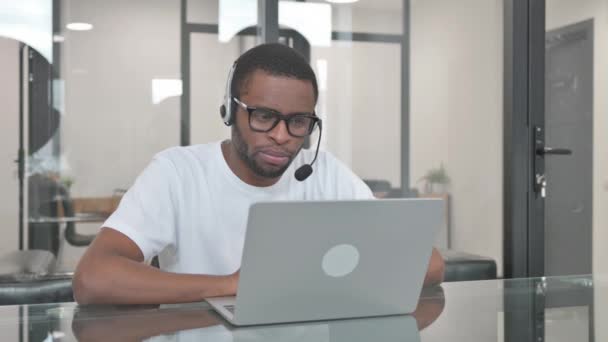 Ung Afrikansk Man Med Headset Talar Online Med Kunden Callcenter — Stockvideo