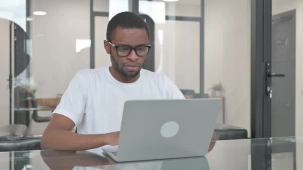 Hombre Joven Africano Mirando Cámara Mientras Trabaja Ordenador Portátil Oficina — Vídeos de Stock
