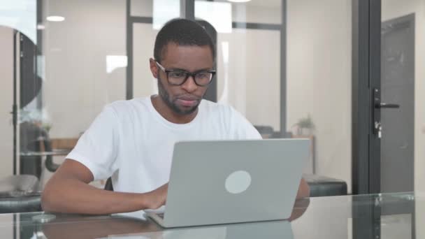 Duimen Omhoog Door Jonge Afrikaanse Man Met Behulp Van Laptop — Stockvideo