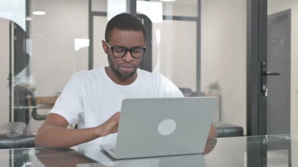 Tummen Ner Ung Afrikansk Man Med Hjälp Laptop — Stockvideo