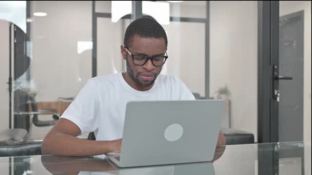 コンピュータで作業した後アフリカ人男性退職 — ストック動画