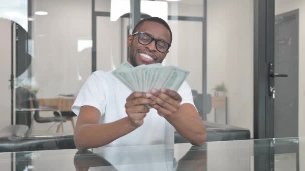 Joven Africano Sosteniendo Dinero Disfrutando Del Momento — Vídeos de Stock