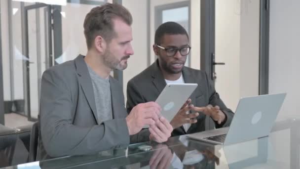 Çok Etnik Nsanlar Laptop Nad Dijital Tabletinde Çalışmayı Tartışıyor — Stok video