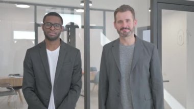 Ofisteki Baş Parmakla Takım Arkadaşlarının Portresi