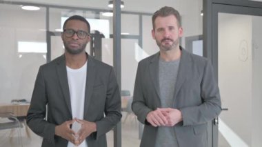 Ofisteki Başarıyı Kutlayan Takım Arkadaşlarının Portresi