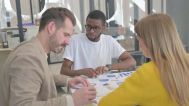 Ofiste Evrak İşleri yapan Genç Karışık Irk İnsanları