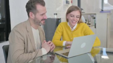 Müşteriyle Video Sohbeti Yapan Gençler