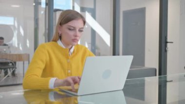 Ofisteki Dizüstü bilgisayarda Çevrimiçi Ticaret İçin Heyecanlı Genç Kadın