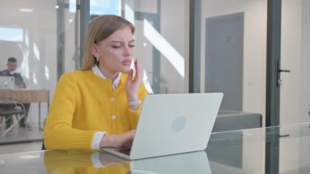 オフィスで歯痛を持つ若い女性 — ストック動画