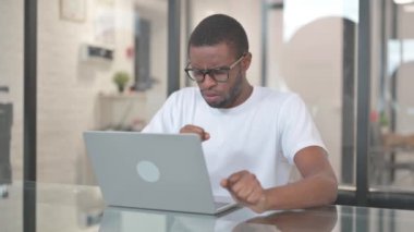 Laptop üzerinde çalışırken Afrikalı Amerikalı Adam öksürüyor