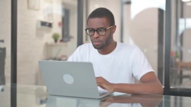 Bilgisayarda Çevrimiçi Başarı Kutlaması Yapan Afrikalı Amerikalı Adam