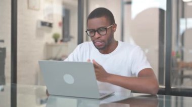 Afrikalı Amerikalı Adam Video Sohbeti İçin Konuşuyor