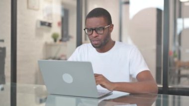 Laptop 'ta Başarısızlıktan Şok Olan Afrikalı Amerikalı Adam