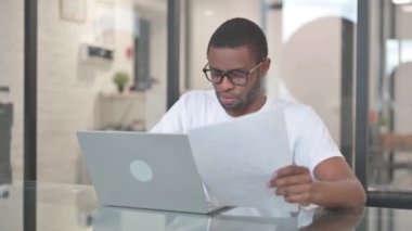 Belgeleri okurken Afro-Amerikalı Adam Üzgündü