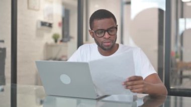 Afro-Amerikalı Adam Belge Raporunu Kutluyor