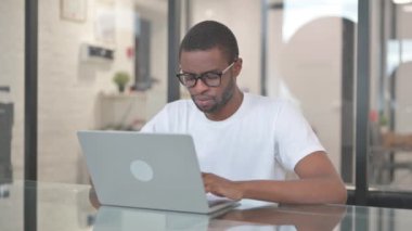 Gülümseyen Afrikalı Amerikalı Adam Ofiste Kameraya Bakıyor