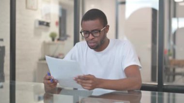 Afrikalı Amerikalı Adam Yeni Sözleşmeyi Kutluyor, Belgeleri Okuyor