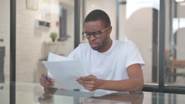 Yeni Sözleşme ve Belgeleri Okuma Konusunda Afro-Amerikalı Adam Üzgündü