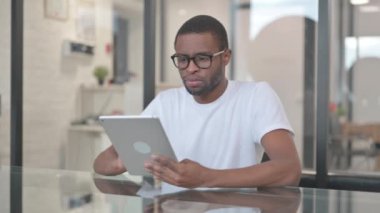 Dijital Tablet Üzerinde Çalışan Afrikalı Amerikalı Adam
