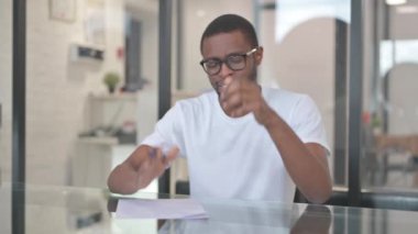 Hüsrana uğramış Afrikalı Amerikalı Adam Mektup Yazmaya Çalışıyor