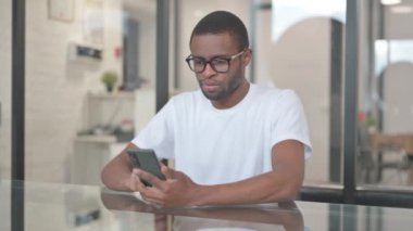Afro-Amerikalı Adam Telefon Ticaretini Kutluyor
