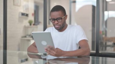 Afro-Amerikalı Adam Tablet 'te Video Sohbeti Yapıyor