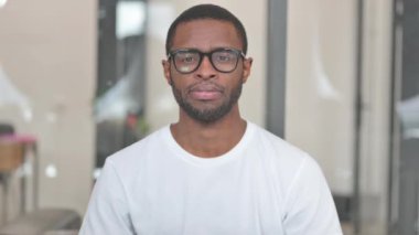 Ciddi Sıradan Afrikalı Adam Portresi