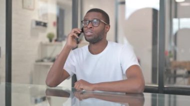 Afrika kökenli Amerikalı adam telefonda konuşurken