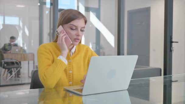 Wanita Muda Berbicara Telepon Kantor — Stok Video
