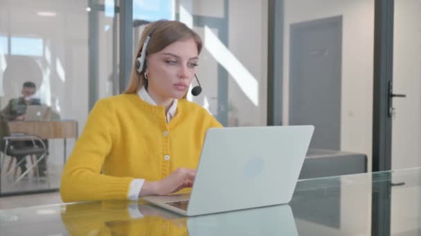 Call Center Жінка Гарнітурою Робота Ноутбуці — стокове відео
