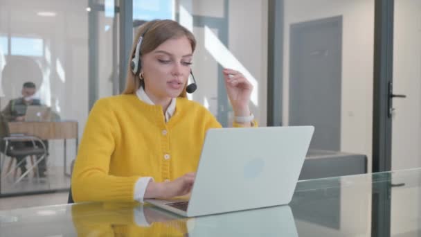 带耳机的呼叫中心妇女与客户在线交谈 — 图库视频影像