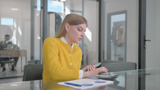 Young Woman Doing Paperwork Counting Money Office — Stock Video