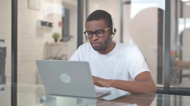 Hombre Afroamericano Con Auriculares Trabajando Call Center — Vídeos de Stock