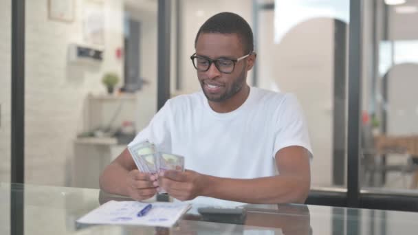Hombre Afroamericano Contando Dinero Oficina — Vídeos de Stock