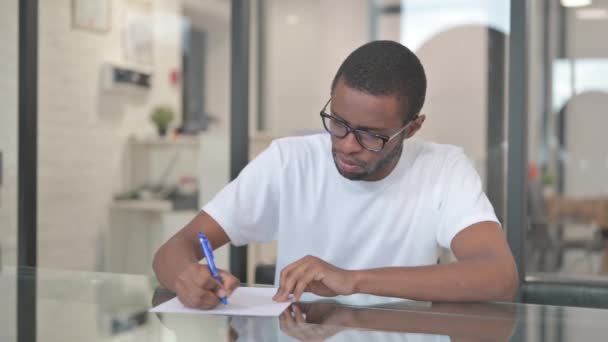 African American Man Pisanie Podczas Siedzenia Biurze — Wideo stockowe