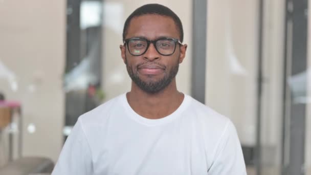 Porträtt Casual African Man Med Tummen Upp — Stockvideo