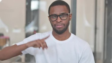 Kamerayı Gösteren Sıradan Afrikalı Adam Portresi