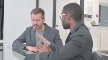 Afrikalı İş Arkadaşıyla Tartışan Kızgın Adam